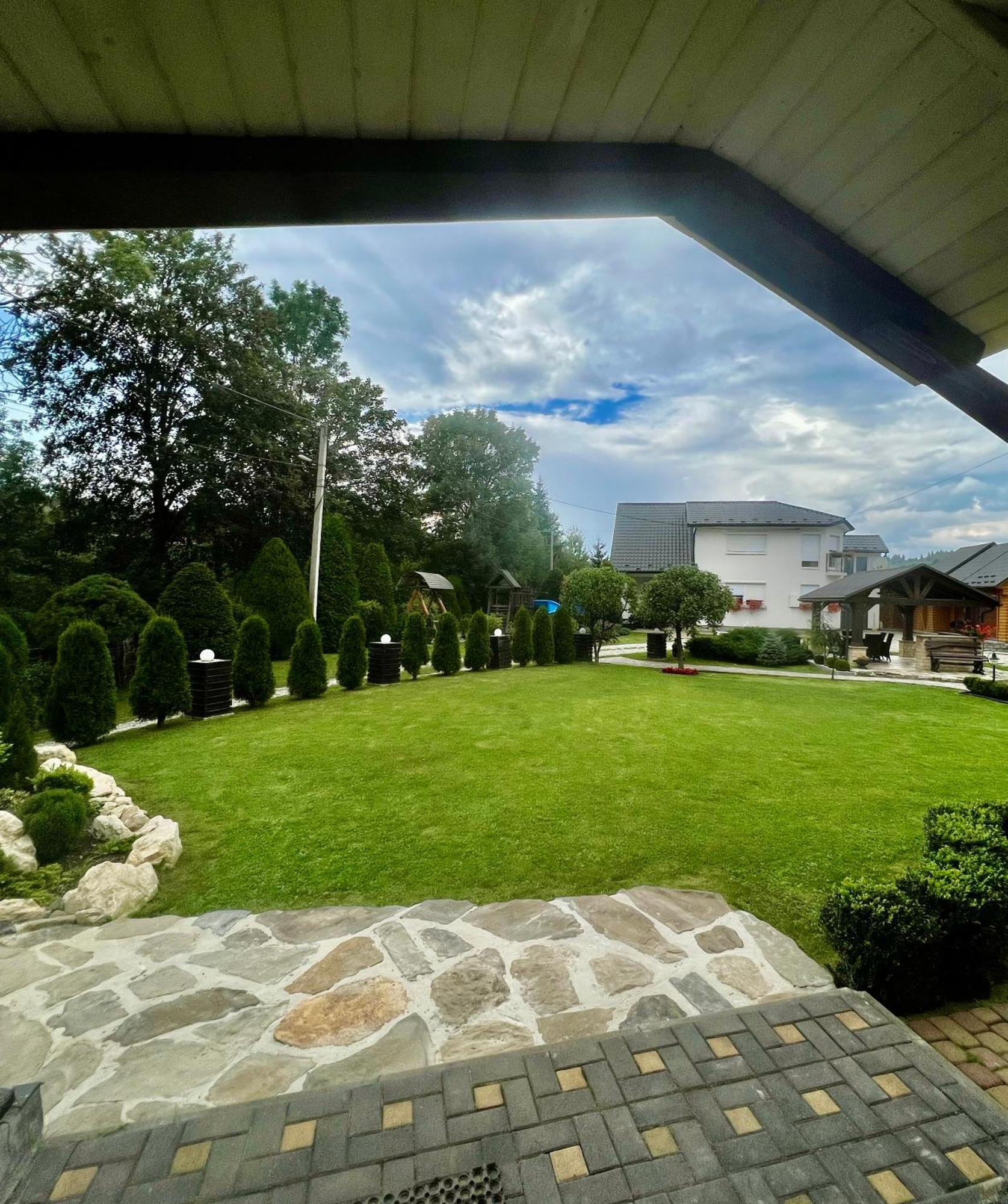 Arnica Hotel Yasinya Exterior photo