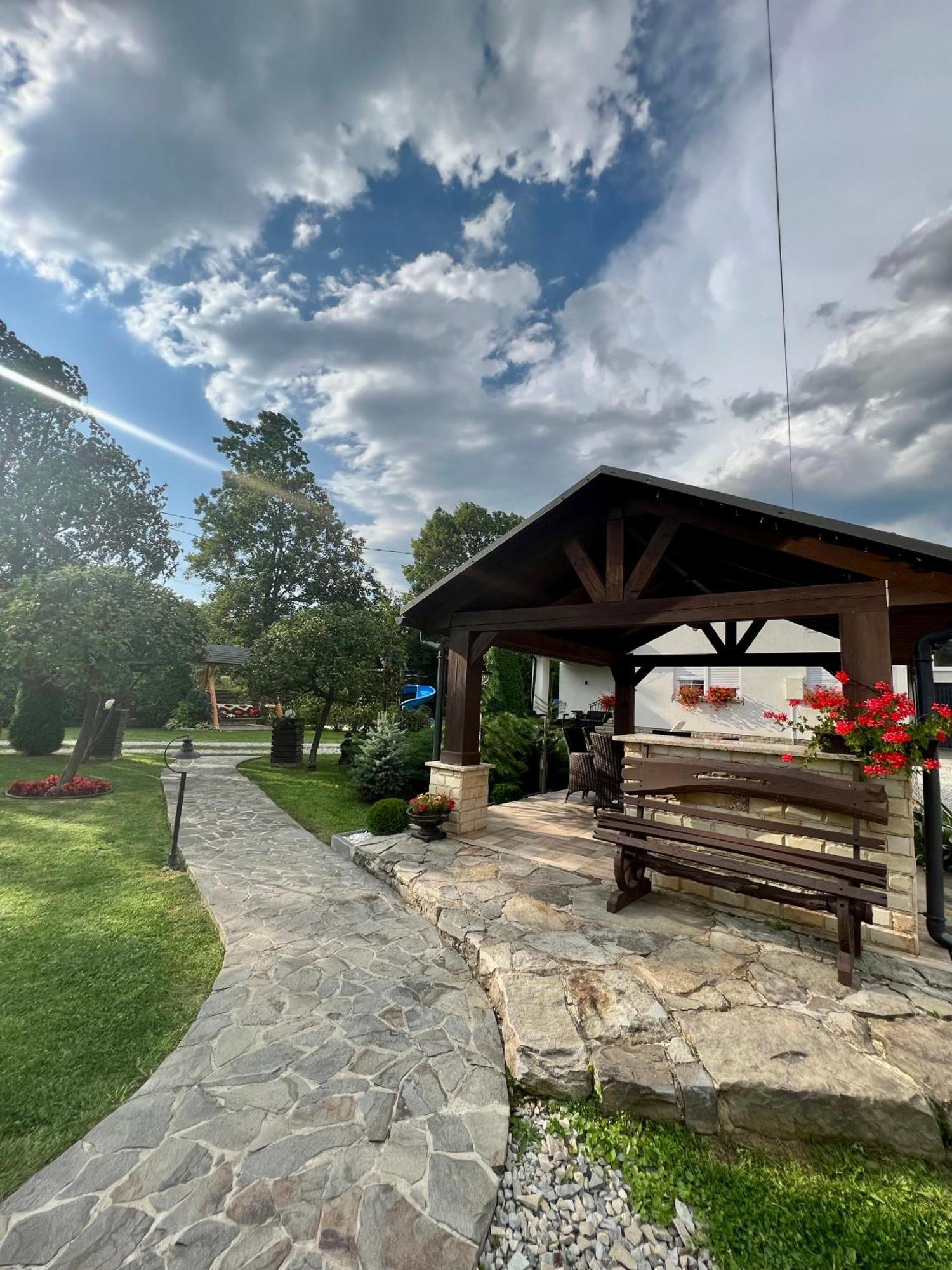 Arnica Hotel Yasinya Exterior photo